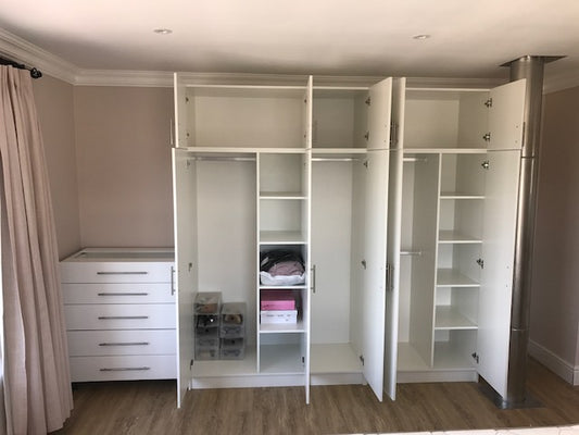 Custom layout of cupboards